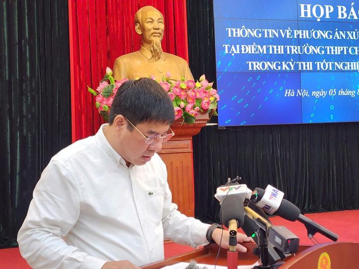 Ông Huỳnh Văn Chương, Cục trưởng Cục Quản lý chất lượng, Bộ GD-ĐT, thông tin tại Họp báo. 