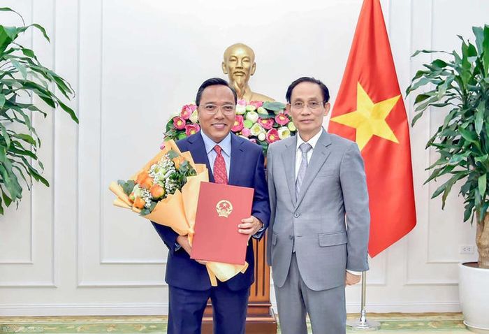 Bộ trưởng Ngoại giao Lê Hoài Trung trao Quyết định của Thủ tướng Chính phủ và tặng hoa chúc mừng ông Nguyễn Hoàng Long được điều động, bổ nhiệm giữ chức Thứ trưởng Bộ Ngoại giao.