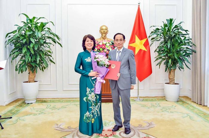 Bộ trưởng Ngoại giao Lê Hoài Trung trao Quyết định của Thủ tướng Chính phủ và tặng hoa chúc mừng bà Nguyễn Thị Hoàng Vân được điều động, bổ nhiệm giữ chức Thứ trưởng Bộ Ngoại giao.