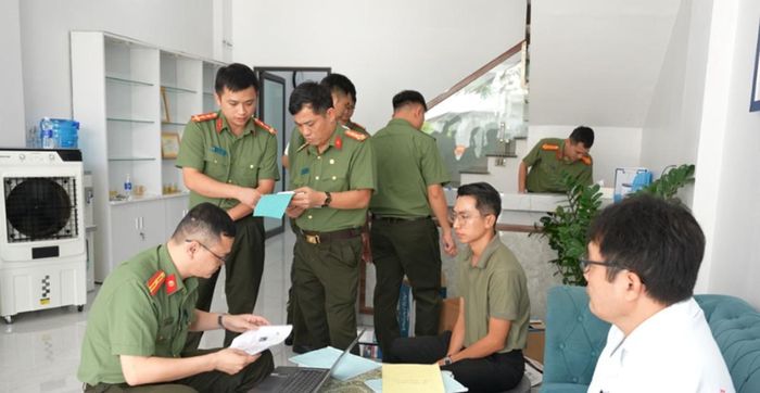 Cơ quan Công an tiến hành khám xét khẩn cấp Phòng khám chuyên khoa y học cổ truyền Việt Nhật CB. Ảnh: Công an tỉnh Cao Bằng.