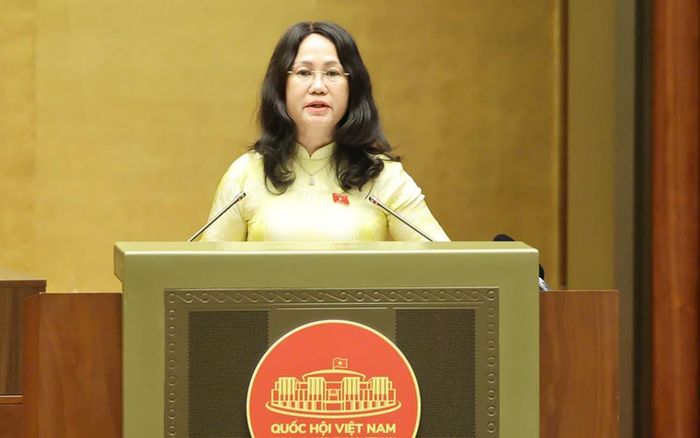 Bộ trưởng Bộ Văn hóa, Thể thao và Du lịch Lâm Thị Phương Thanh trình bày Tờ trình Dự án Luật sửa đổi, bổ sung một số điều của Luật Xuất bản - Ảnh: VGP/Nhật Bắc