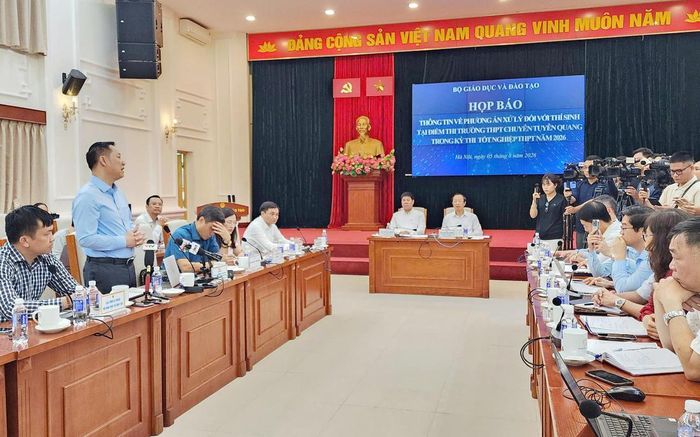 Toàn cảnh buổi họp báo thông tin về phương án xử lý đối với thí sinh tại điểm thi Trường THPT chuyên Tuyên Quang diễn ra sáng 5/8 tại Bộ GD-ĐT.