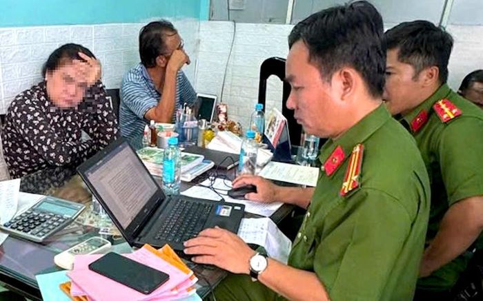 Công an làm việc với chủ hộ kinh doanh bán gạo ST25 không rõ nguồn gốc - Ảnh: CACC