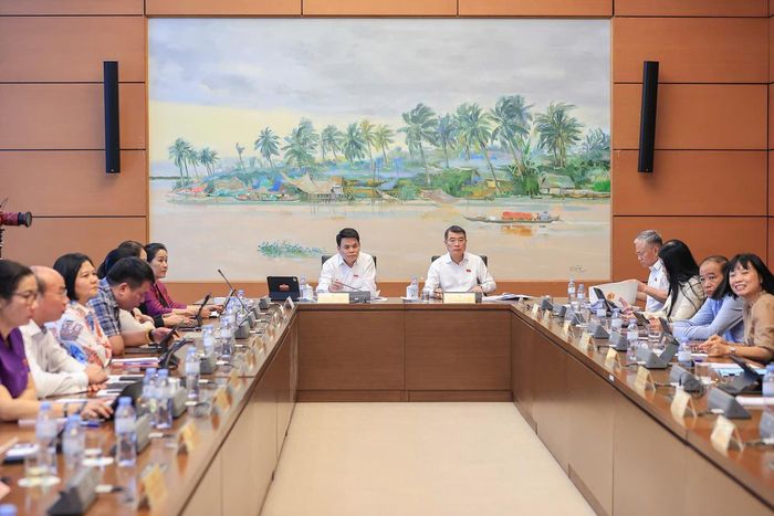 Thủ tướng Lê Minh Hưng tham dự phiên thảo luận tổ cùng đoàn đại biểu Quốc hội TP Hải Phòng sáng 5/8. Ảnh: Nhật Bắc