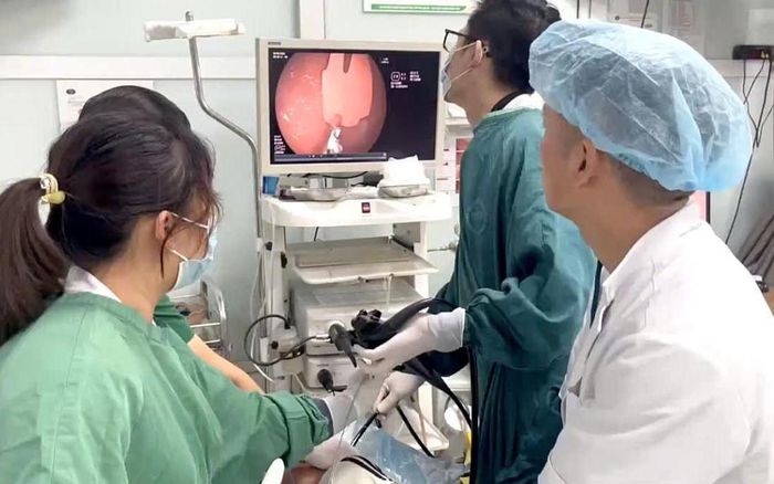 Ê-kíp tiến hành lấy dị vật cho bệnh nhi.