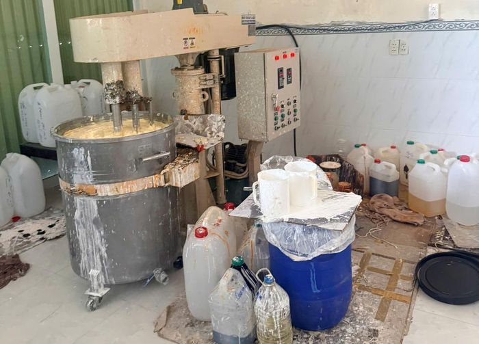 Máy móc, thiết bị “trộn kem”. Ảnh Công an Gia Lai