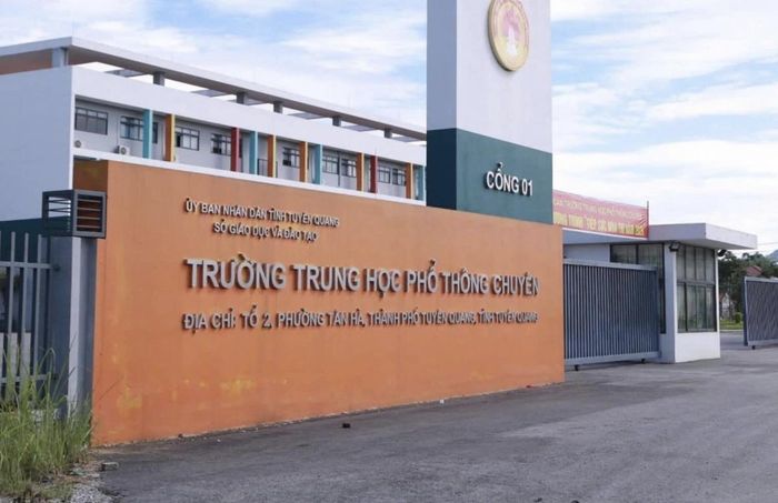 Tại trường THPT Chuyên Tuyên Quang, 29 người bị khởi tố cùng tội danh trên, gồm trưởng điểm thi, hiệu trưởng, giáo viên Toán