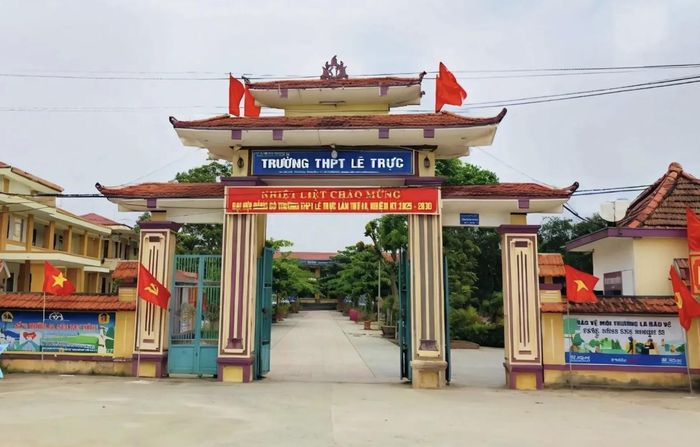 Sai phạm ở trường Lê Trực được phát hiện sau khi mạng xã hội lan truyền đoạn tin nhắn tố giám thị chỉ bài cho thí sinh. Cơ quan điều tra đã khởi tố hai giáo viên của trường về tội "Lợi dụng chức vụ, quyền hạn trong khi thi hành công vụ"