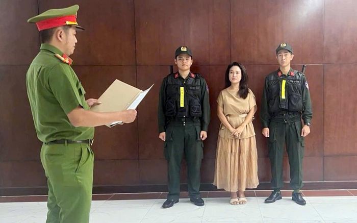 Cơ quan Cảnh sát điều tra Công an TP.HCM tống đạt các quyết định và lệnh đối với đối tượng Nguyễn Thị Hiền