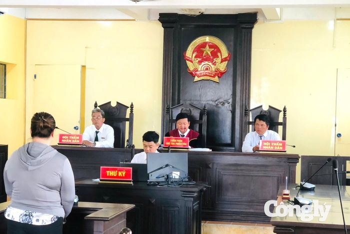 Thư ký Lương Văn Khải tham gia một phiên tòa xét xử