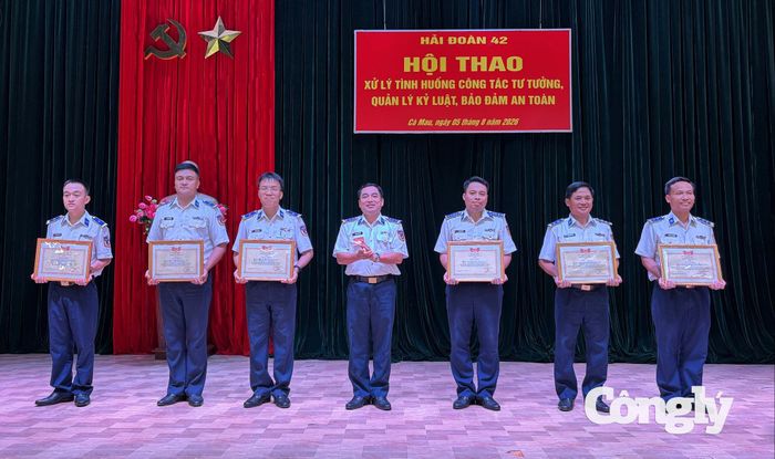 Thượng tá Trịnh Minh Hiển trao giải cho các thí sinh đạt thành tích cao trong Hội thao