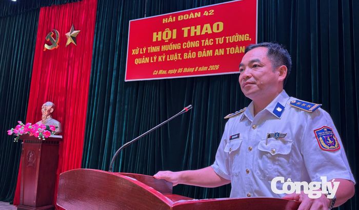 Thượng tá Trịnh Minh Hiển, Bí thư Đảng ủy, Chính ủy Hải đoàn 42 phát biểu chỉ đạo hội thao