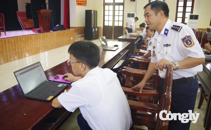 Thí sinh trả lời câu hỏi trắc nghiệm trên máy tính