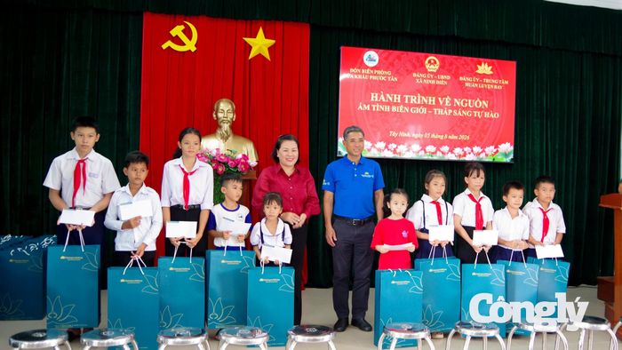 Trao quà cho các cháu học sinh.
