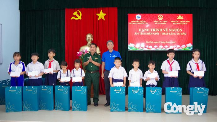 Trao quà cho các cháu học sinh.