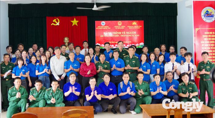 Trao quà cho các cháu học sinh.