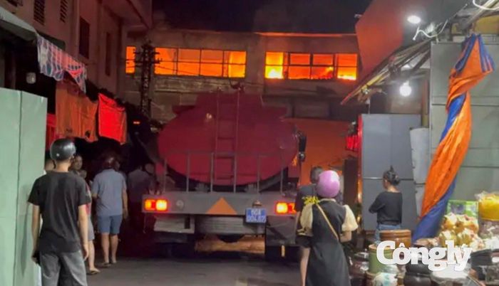Sau hơn 2 giờ chữa cháy, ngọn lửa đã được khống chế hoàn toàn. (Ảnh: Minh Tuệ)