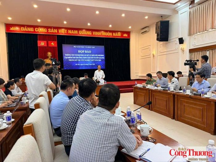 Toàn cảnh họp báo.
