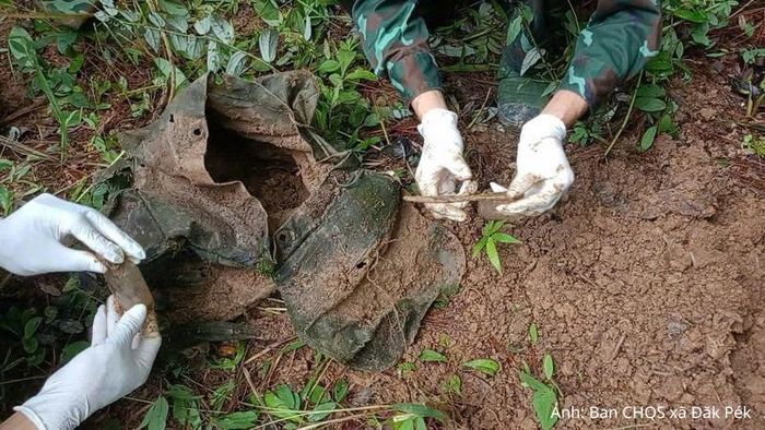 Ban Chỉ huy quân sự xã Đăk Pék đã huy động lực lượng quân sự, hội nông dân, cựu chiến binh, đoàn thanh niên và dân quân tại chỗ, đồng thời tranh thủ nguồn tin từ người dân và các cựu chiến binh để mở rộng phạm vi tìm kiếm.
