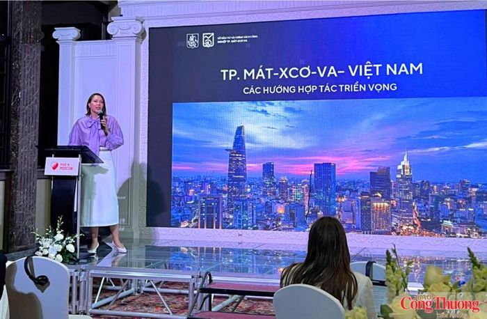 Bà Olga Vladimirovna Starikova, Giám đốc Trung tâm Hỗ trợ và Phát triển Xuất khẩu Công nghiệp Moskva (Liên bang Nga) giới thiệu những tiềm năng hợp tác giữa các bên.