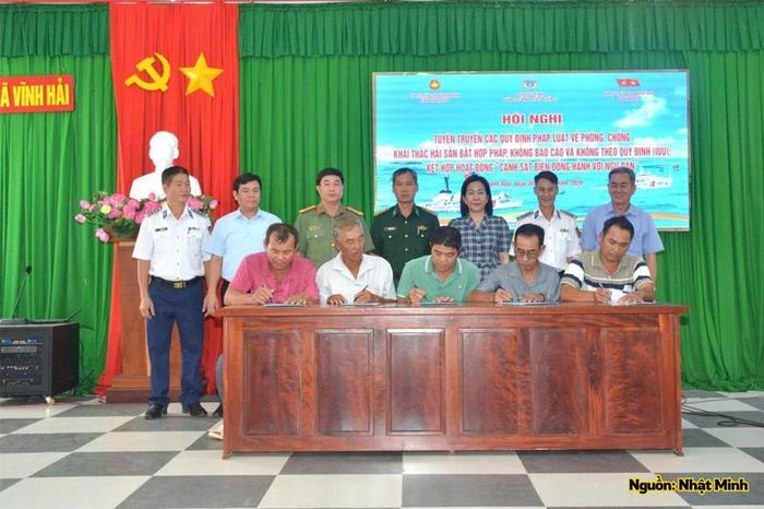 Đại diện các cơ quan, đơn vị chứng kiến các chủ tàu cá ký cam kết.