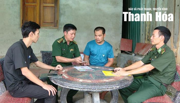 Hướng dẫn anh Phi Văn Thơ (áo xanh ở giữa) cài đặt ứng dụng thông quan qua cửa khẩu.