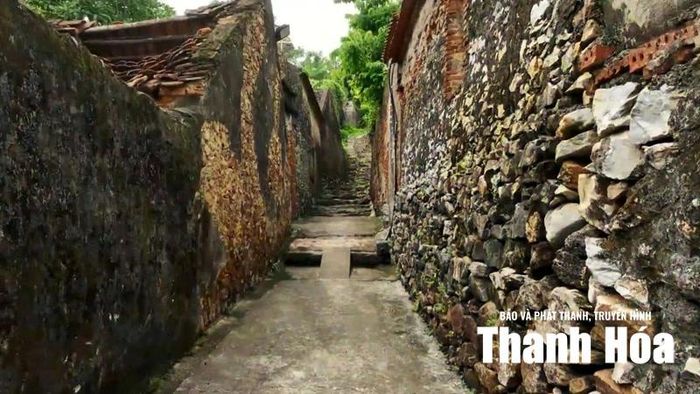 Kiến trúc ngõ hạng độc đáo ở làng cổ Tiên Hòa được tạo bởi bậc thềm đá chắc chắn.