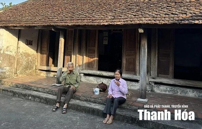 Bình yên bên hiên một ngôi nhà cổ ở làng Tiên Hòa.
