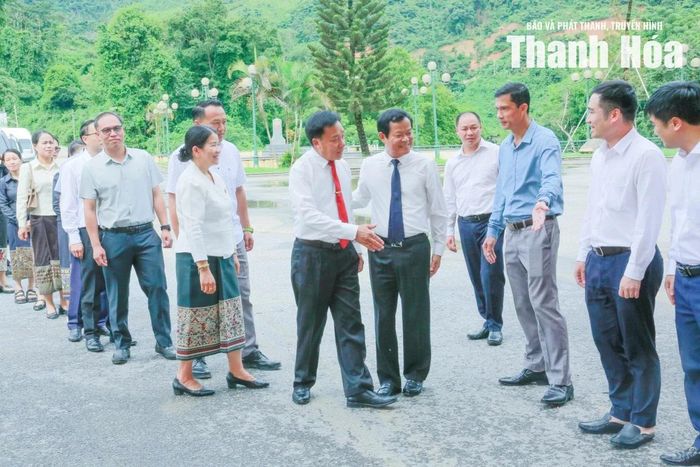 Phó Chủ tịch HĐND tỉnh Nguyễn Quang Hải đón tiếp Bí thư Tỉnh ủy, Chủ tịch HĐND tỉnh Hủa Phăn Phút Phăn Kẹo Vông Xay và đoàn công tác.