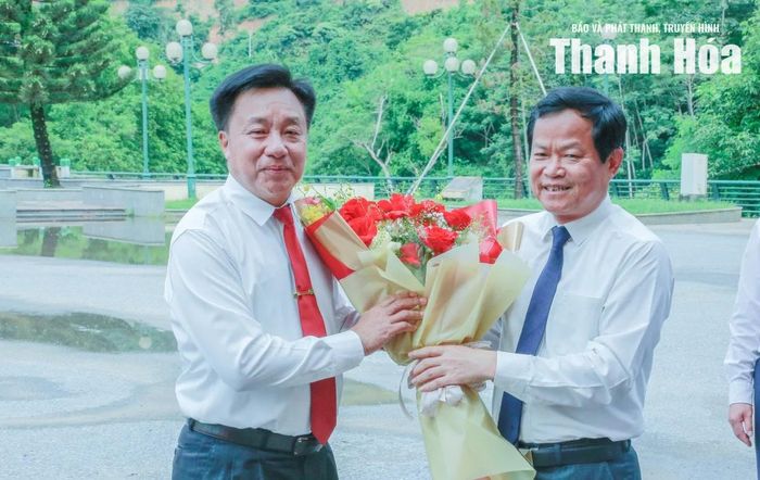 Phó Chủ tịch HĐND tỉnh Nguyễn Quang Hải tặng hoa chúc mừng Bí thư Tỉnh ủy, Chủ tịch HĐND tỉnh Hủa Phăn Phút Phăn Kẹo Vông Xay cùng các thành viên trong đoàn.