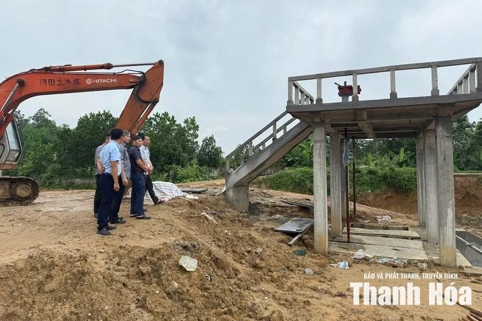 Đoàn công tác kiểm tra tiến độ thi công cống Vực Bưu, xã Tân Ninh.