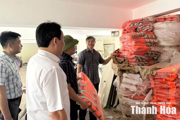 Đoàn công tác kiểm tra công tác chuẩn bị vật tư phòng, chống thiên tai tại xã Triệu Sơn.