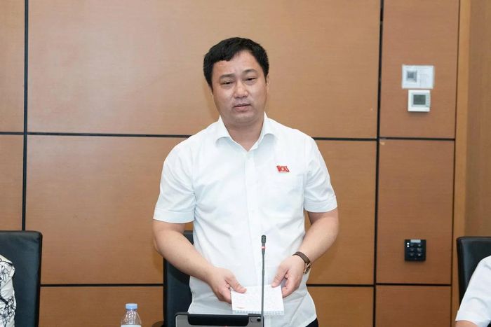 Đại biểu Cao Mạnh Linh, Đoàn ĐBQH tỉnh Thanh Hóa thảo luận tại tổ.