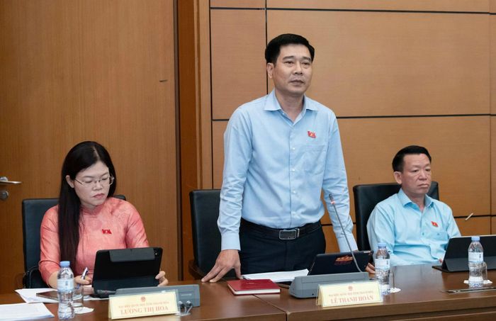 Đại biểu Lê Thanh Hoàn, Đoàn ĐBQH tỉnh Thanh Hóa thảo luận tại tổ.