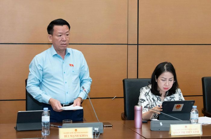 Đại biểu Bùi Mạnh Khoa, Đoàn ĐBQH tỉnh Thanh Hóa thảo luận tại tổ.