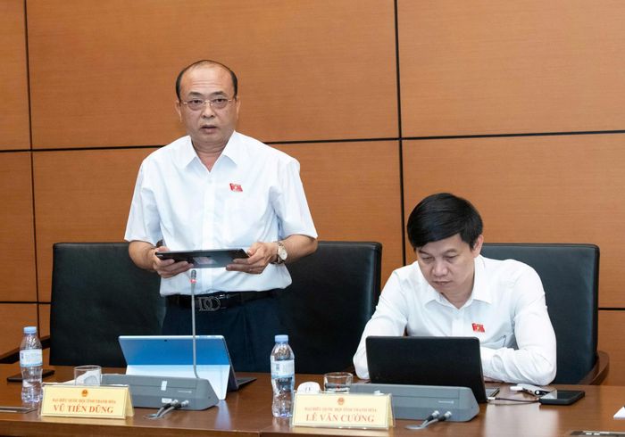 Đại biểu Vũ Tiến Dũng, Đoàn ĐBQH tỉnh Thanh Hóa thảo luận tại tổ.