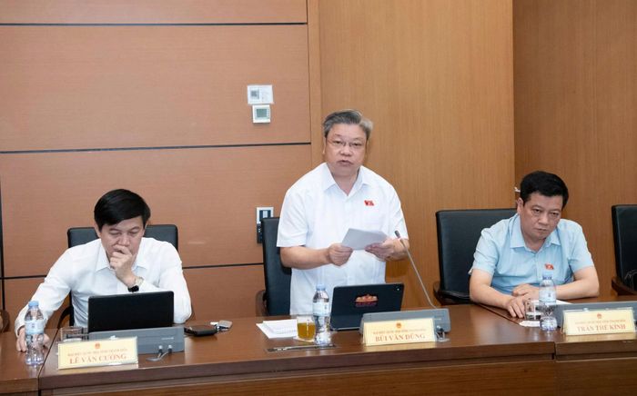 Đại biểu Bùi Văn Dũng, đại biểu Quốc hội chuyên trách Đoàn ĐBQH tỉnh Thanh Hóa thảo luận tại tổ.