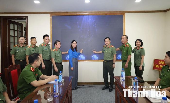 Các đại biểu thực hiện nghi thức bấm nút ra mắt ứng dụng “Mô phỏng phòng, chống lừa đảo".