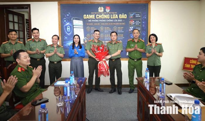 Phó Giám đốc phụ trách Công an tỉnh Trần Thái Quang Hoàng tặng hoa chức mừng Ban Thanh niên Công an tỉnh.
