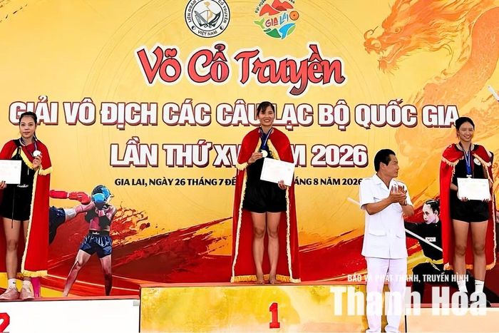 Trần Thị Hậu (bục số 1) giành HCV ở hạng cân 64-68 kg nữ.