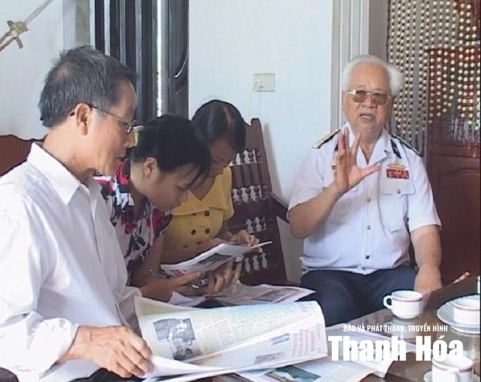 CCB Nguyễn Xuân Bột (bên phải) kể về cuộc chiến đấu ở Lạch Trường ngày 2 và 5/8/1964.