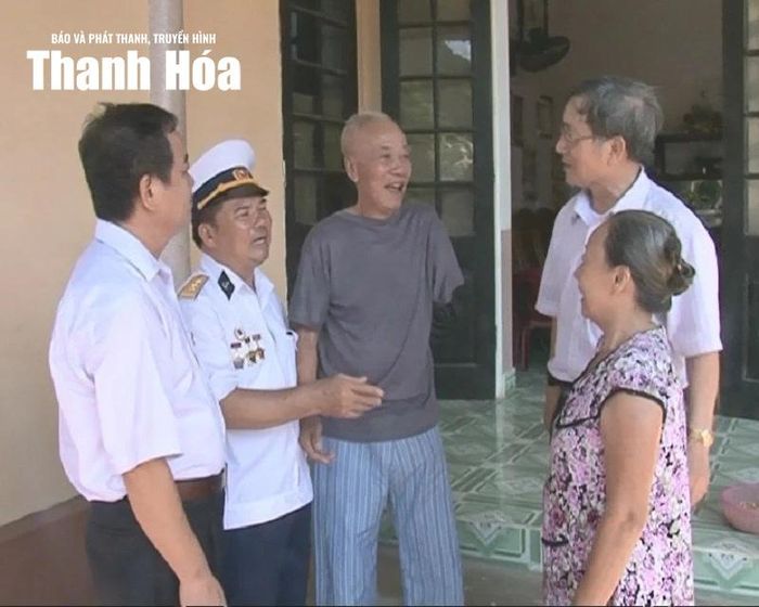 CCB Lê Văn Tiếu (người đứng giữa), nguyên Thuyền trưởng Tàu 187, Phân đội 7, người cắt cánh tay bị thương để tiếp tục chiến đấu. Ảnh tư liệu