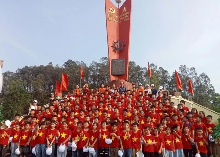 Học sinh chụp ảnh lưu niệm tại Đài chiến thắng trận đầu của Hải quân Nhân dân Việt Nam ở Lạch Trường (xã Hoằng Tiến, tỉnh Thanh Hóa).