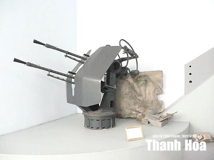 Khẩu súng của pháo thủ Đặng Đình Lống dùng trước khi hi sinh tại Bảo tàng Hải quân.