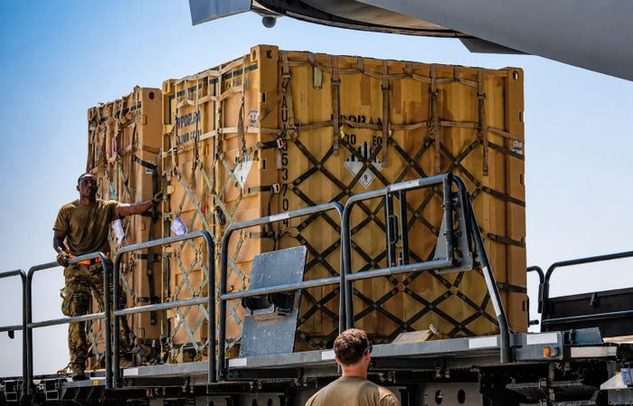 Không quân Mỹ vận chuyển thiết bị hỗ trợ hệ thống phòng thủ tên lửa THAAD bằng máy bay C-17 Globemaster III. Ảnh: CNN.