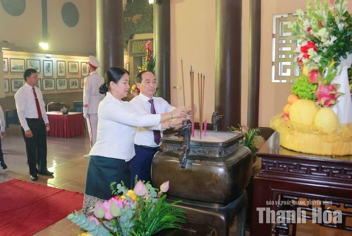 Các đồng chí lãnh đạo HĐND hai tỉnh Thanh Hóa - Hủa Phăn dâng hương tưởng niệm Chủ tịch Hồ Chí Minh.