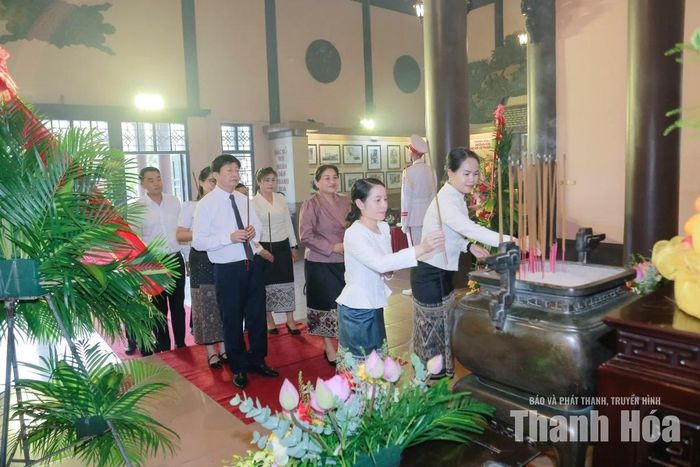 Các đại biểu dâng hương tưởng niệm Chủ tịch Hồ Chí Minh.