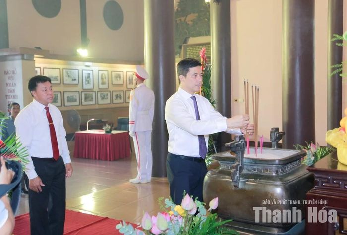 Phó Bí thư Thường trực Tỉnh ủy, Chủ tịch HĐND tỉnh Nguyễn Hồng Phong dâng hương tưởng niệm Chủ tịch Hồ Chí Minh.