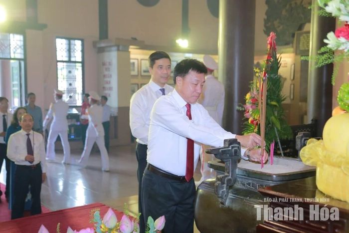 Bí thư Tỉnh ủy, Chủ tịch HĐND tỉnh Hủa Phăn Phút Phăn Kẹo Vông Xay dâng hương tưởng niệm Chủ tịch Hồ Chí Minh.