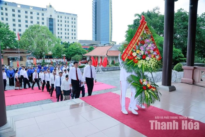 Đoàn đại biểu HĐND hai tỉnh Thanh Hóa - Hủa Phăn dâng hoa, dâng hương, tưởng niệm Chủ tịch Hồ Chí Minh.